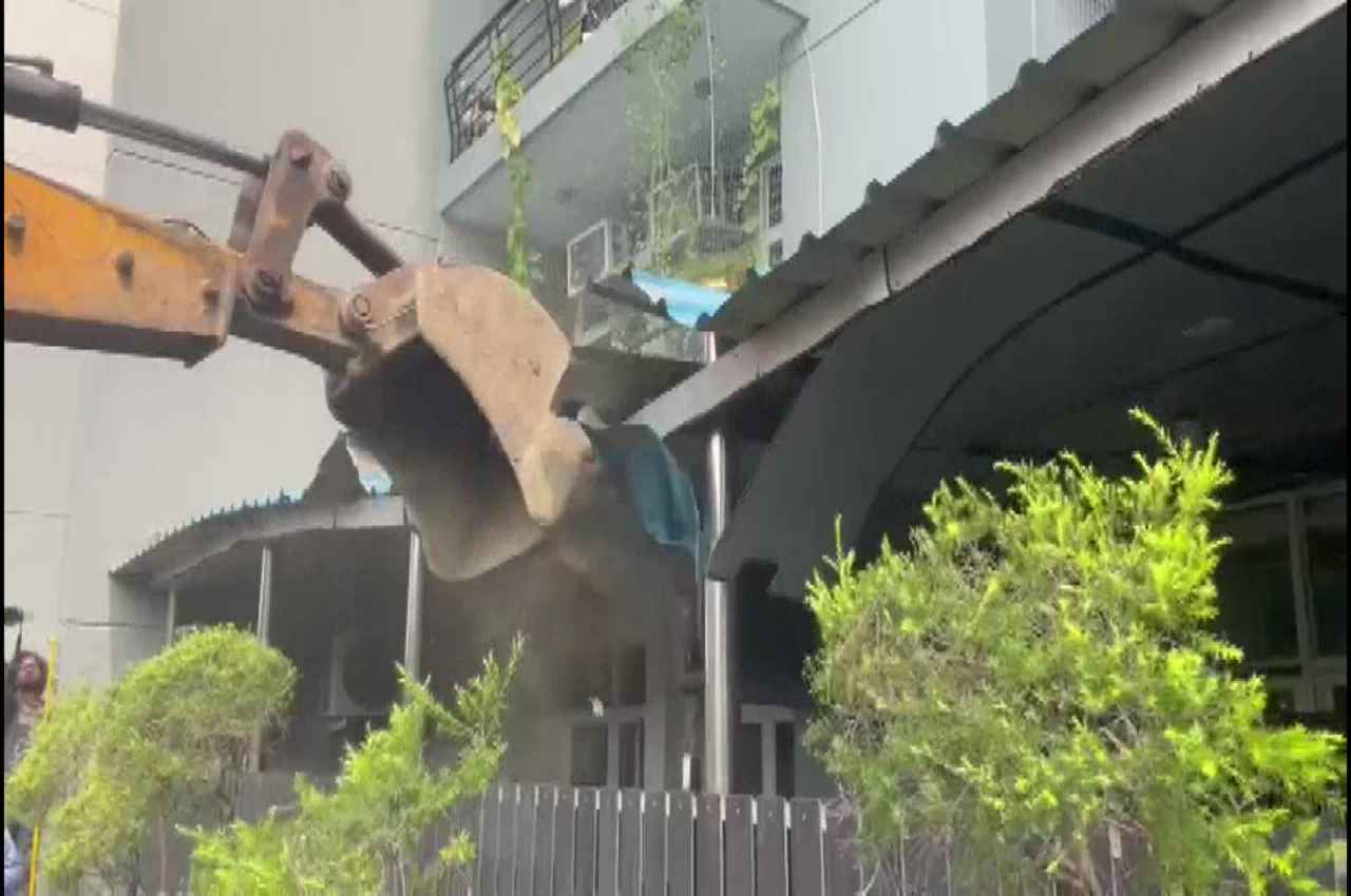 Noida News: ग्रैंड ओमेक्स सोसायटी में 100 से ज्यादा फ्लैटों के बाहर मिला अतिक्रमण, बुल्डोजर लेकर पहुंचा प्राधिकरण
