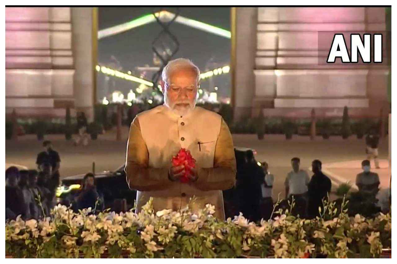 पीएम मोदी ने नेताजी सुभाष चंद्र बोस की प्रतिमा का किया अनावरण