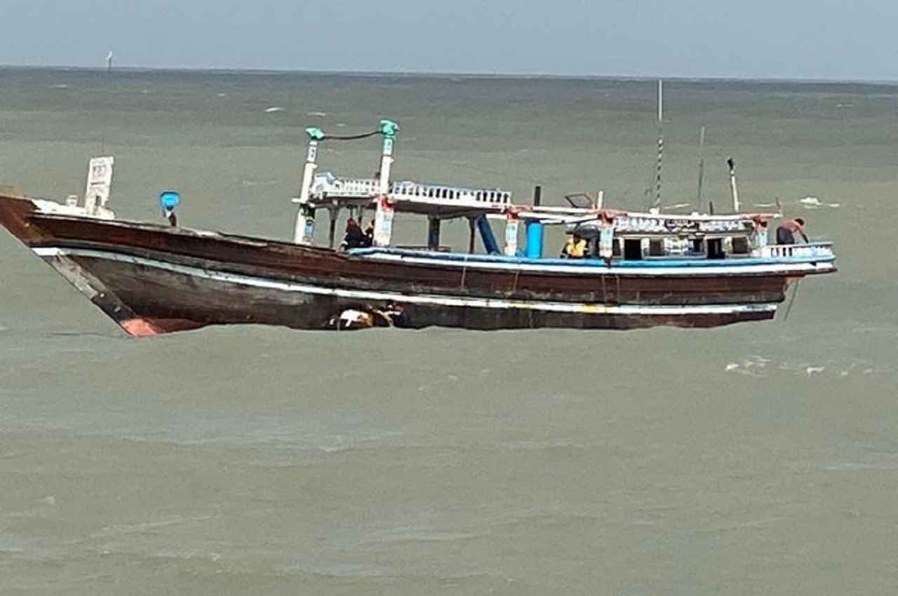 Gujarat: पाकिस्तानी नाव से 200 करोड़ रुपये के नशीले पदार्थ जब्त
