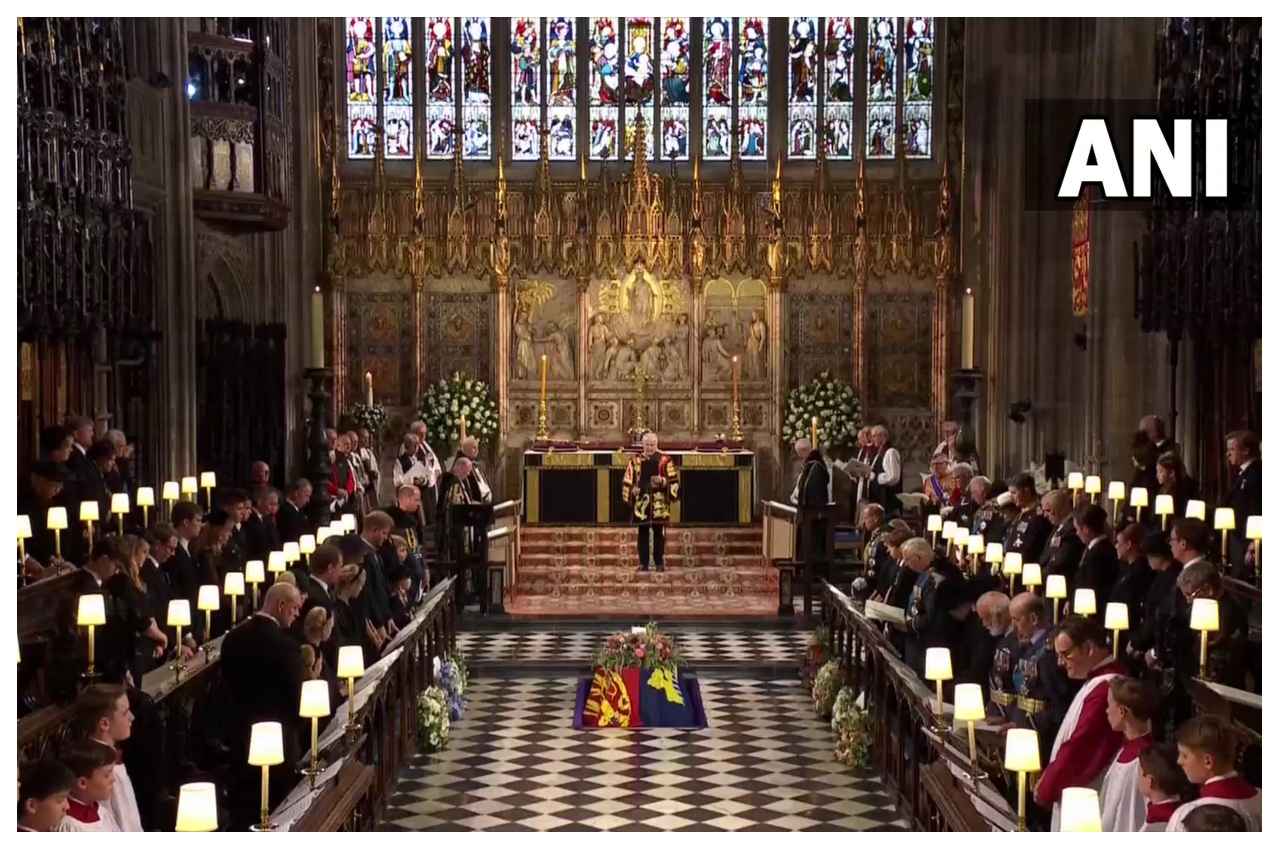 Queen Elizabeth II Funeral: नम आंखों व राष्ट्रगान के बीच सेंट जॉर्ज चैपल में अंतिम संस्कार