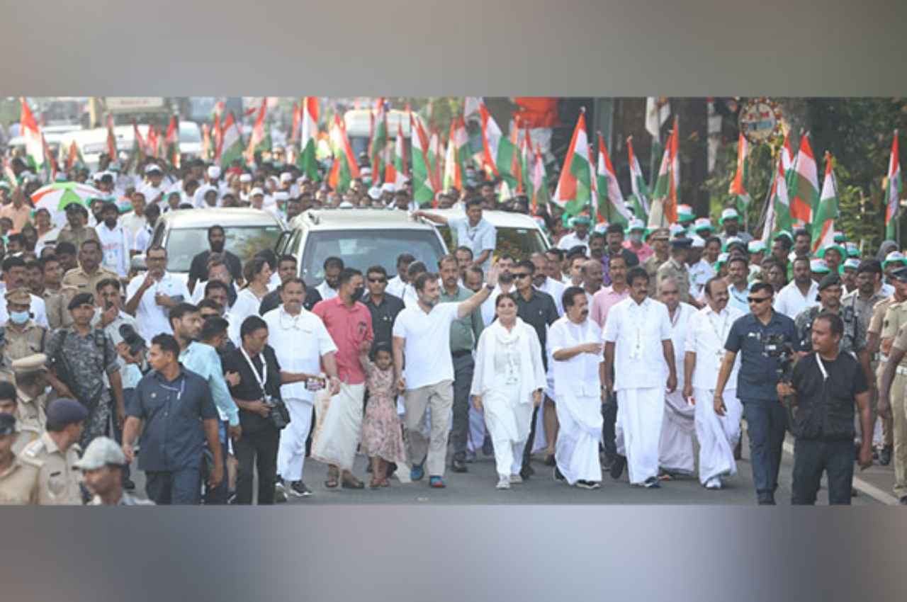 भारी बारिश के बीच भी राहुल गांधी ने जारी रखा अपना भाषण, भारत जोड़ो यात्रा से सामने आया वीडियो
