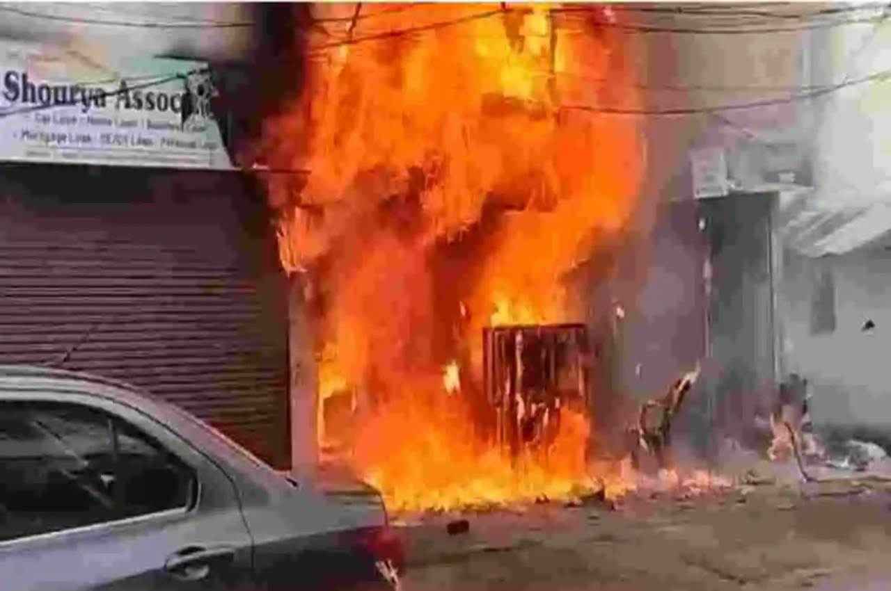 Chhattisgarh Breaking: एसबीआई ATM में आग लगने से मचा हड़कंप, बिल्डिंग भी आई चपेट में