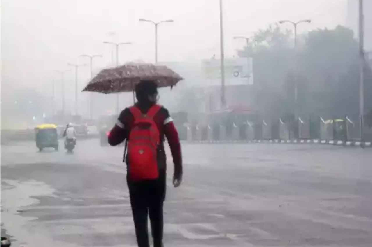 Weather Today: आज से अगले 4 दिनों तक इन 10 राज्यों में होगी आफत की बारिश, बढ़ेगा ठंड