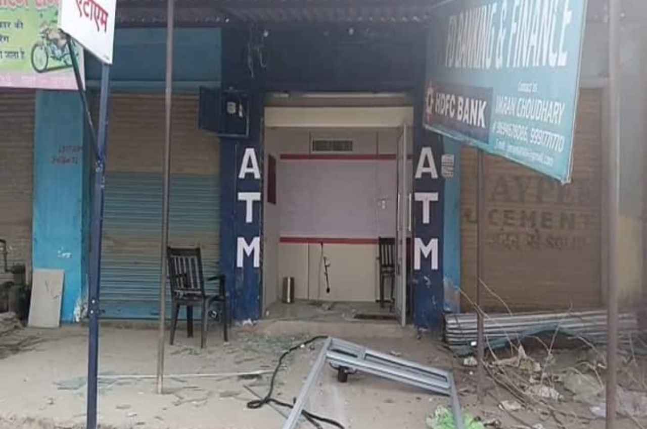 Rajasthan: भरतपुर में लुटेरों ने एटीएम उखाड़ा, 36 लाख की नकदी लेकर फरार