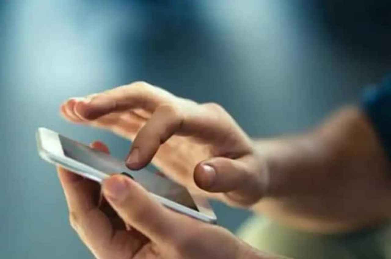 Smartphone Tips: आपके फोन में छिपे ये सिक्रेट फीचर्स हैं बड़े काम के! जानिए