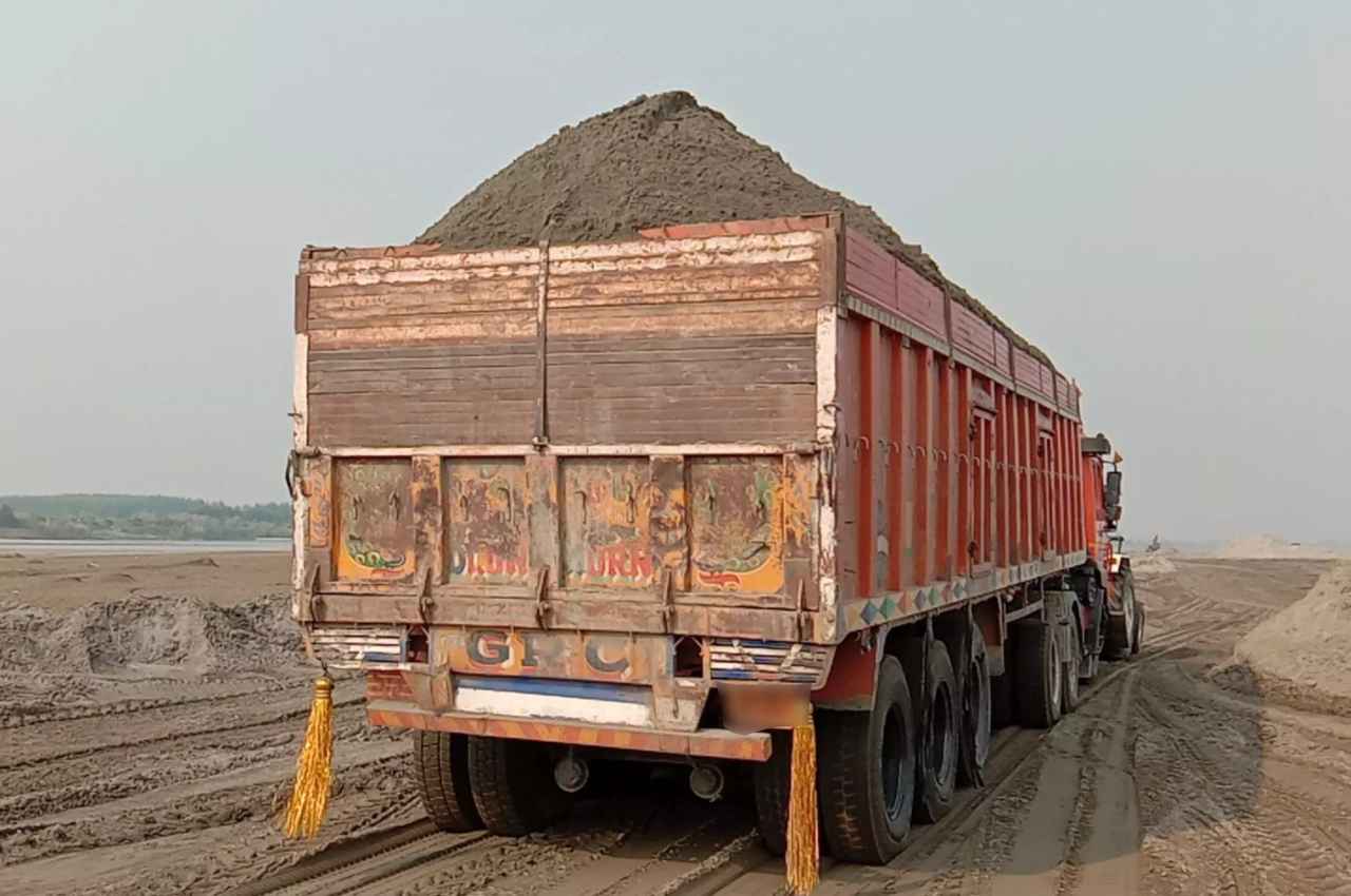 Bihar: बालू का ट्रक पकड़ा तो माफिया ने खनन विभाग में घुसकर दी गोली मारने की धमकी, दहशत में कर्मचारी