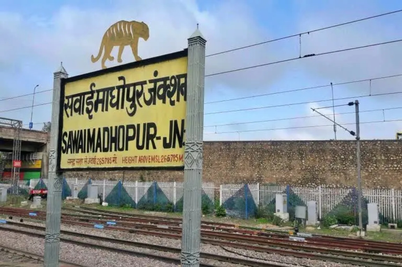 Two youths jumped from the train in Sawai Madhopur