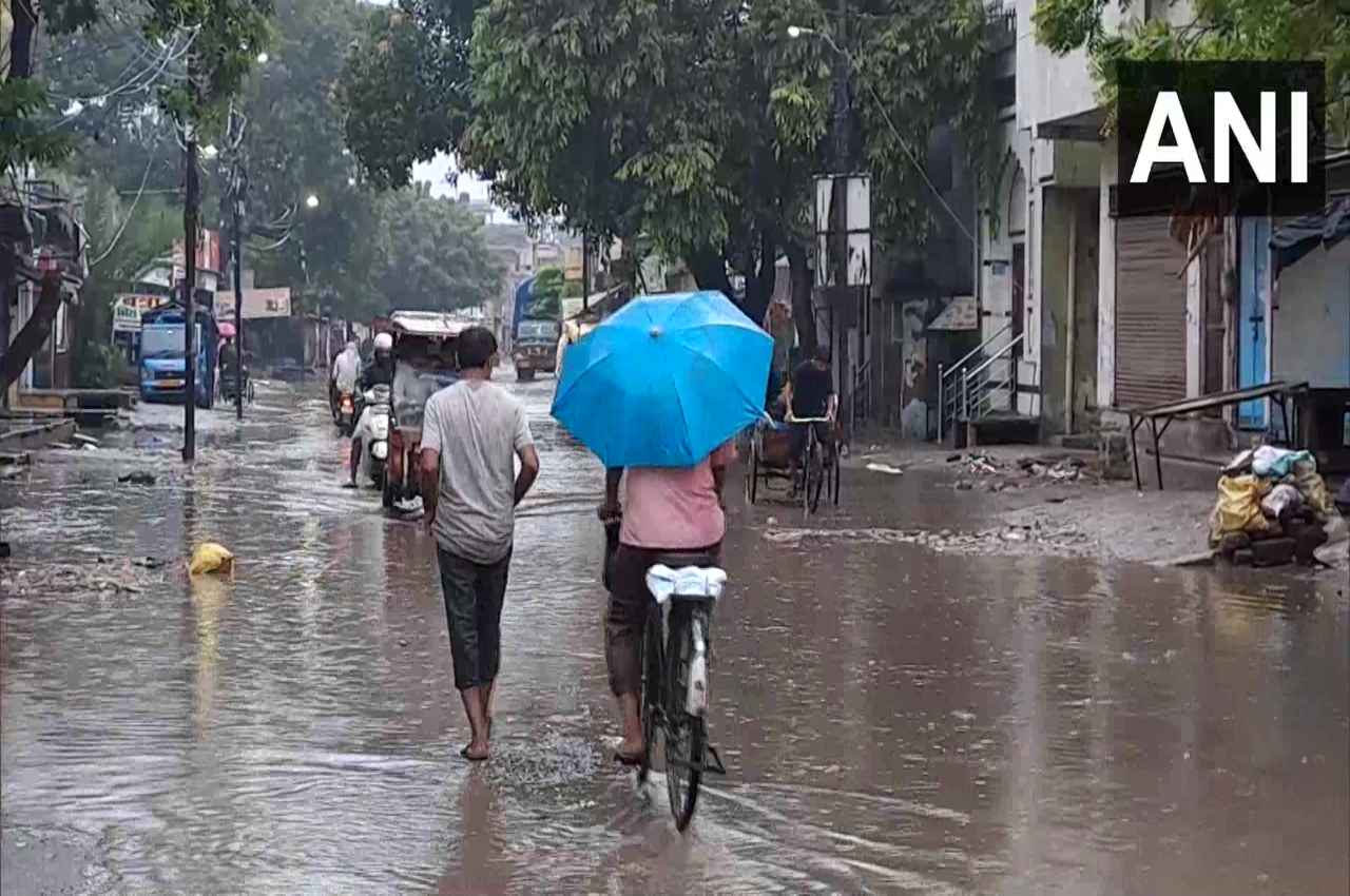 UP Weather Update: बारिश से उत्तर प्रदेश का हाल बेहाल, Noida समेत कई जिलों में स्कूल बंद तो कहीं पुलिस ने की ये अपील