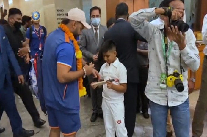 Team India reach Nagpur from Mohali Rishabh Pant gave autograph to small fan