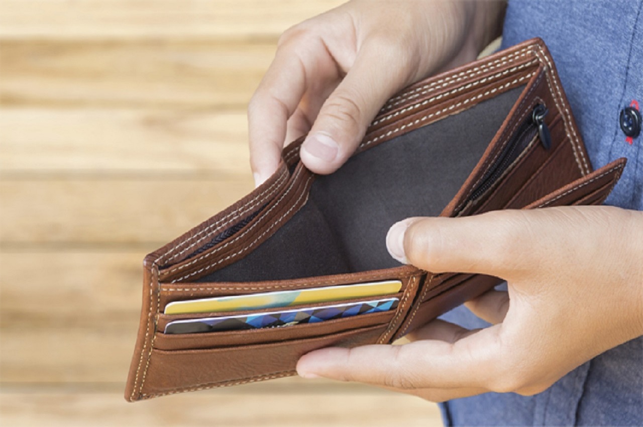 Vastu tips for wallet do not keep these things in your purse according to vastu  Shastra | Vastu Tips: ભૂલેચૂકે પણ પર્સમાં આ વસ્ત ન રાખશો નહિ તો આર્થિક  તંગીથી થઇ જશો