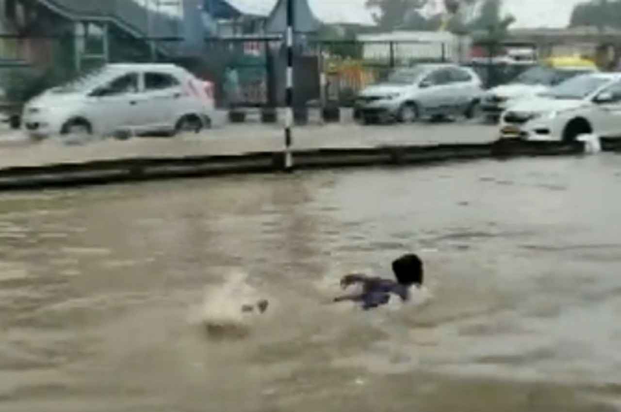 Viral Video: बारिश के बाद गुरुग्राम की सड़कों का हुआ ऐसा हाल, चलने के बजाए तैरने लगा युवक