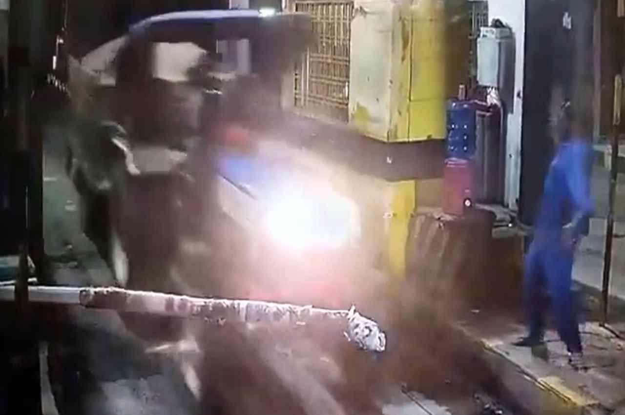 Agra: खनन माफिया की दबंगई! टोल का बैरियर तोड़ 35 सेकेंड में निकाला 25 ट्रैक्टरों का काफिला, देखें Video