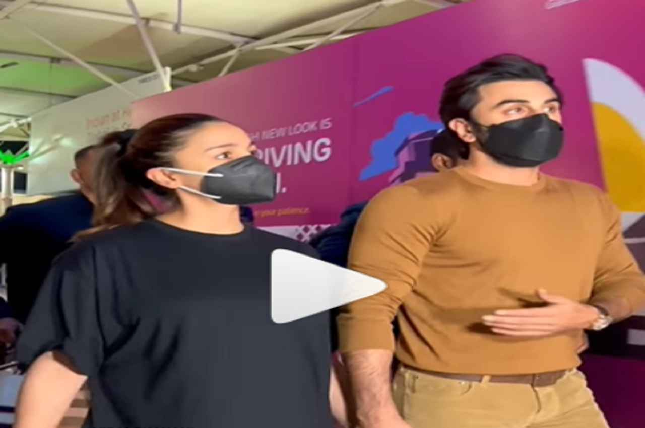 पत्नी आलिया भट्ट का हाथ थामे एयरपोर्ट पर स्पॉट हुए रणबीर कपूर, पैप्स से बोले 'उसकी बैक दुख....