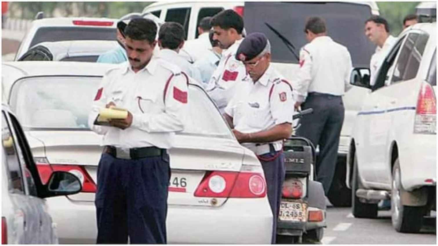 Delhi Traffic Challan: तेजी से कटने लगे चालान, कार में पीछे बैठ लोग लगा लें 'सीट बेल्ट', पहले दिन इतने लोगों पर लगा जुर्माना
