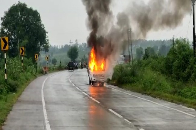 कार में लगी आग