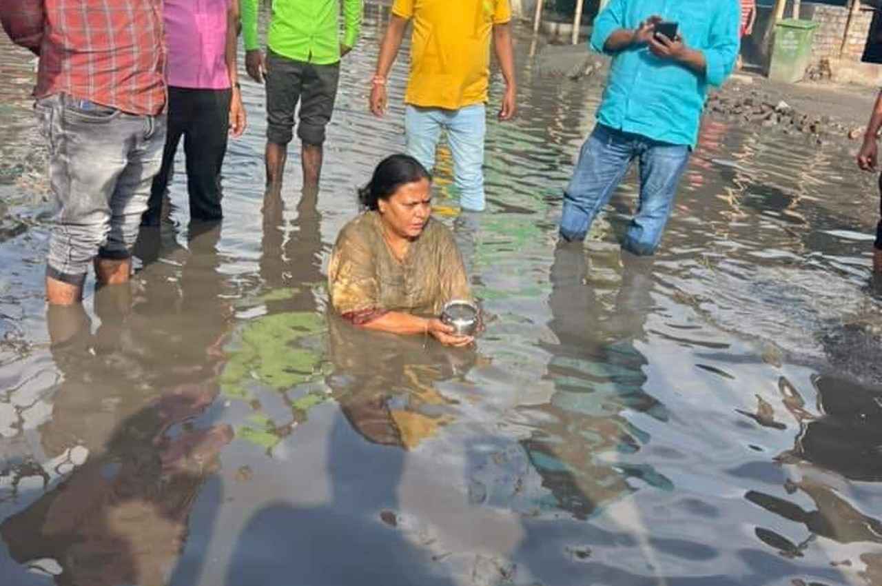 जब झारखंड में नेशनल हाइवे पर जमा गंदे पानी में नहाने लगीं महिला विधायक, जानें क्या है मामला