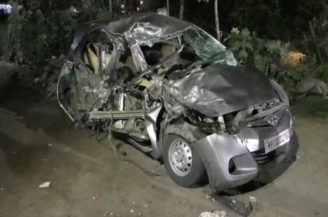 स्कॉर्पियों ने मारी टक्कर