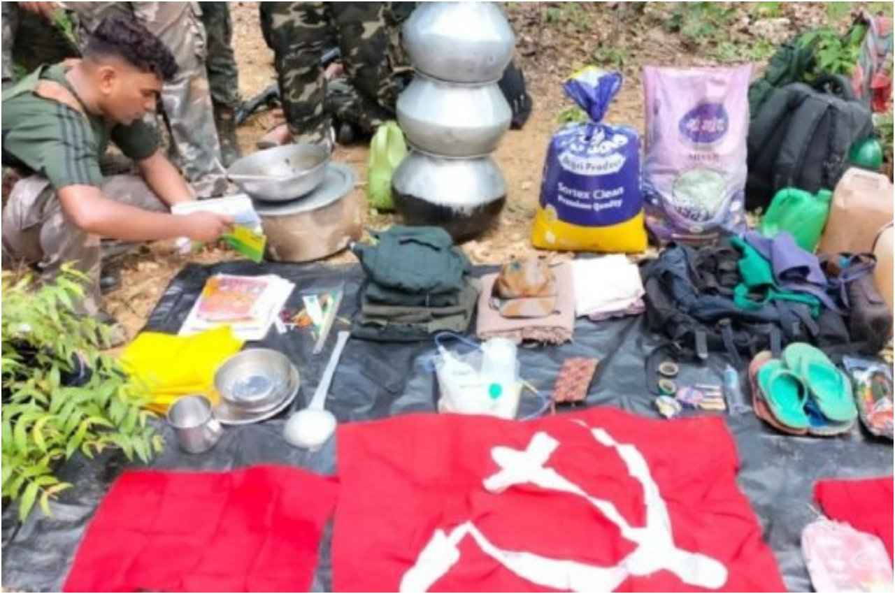 Jharkhand: सुरक्षा बल ने जंगल में नक्सली कैंप को ध्वस्त किया, सामान जप्त