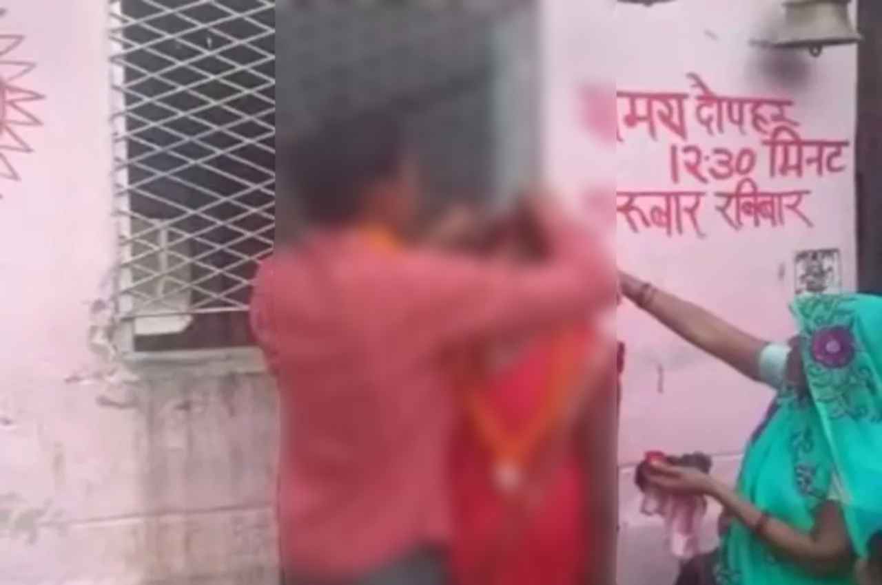 Kannauj: गांव के बाहर मिलने पहुंचे प्रेमी-प्रेमिका को ग्रामीणों ने पकड़ा, लाठी-डंडे के जोर पर कराया ये काम