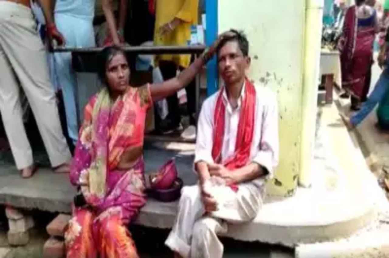 Kaushambi: शक्तिपीठ में भक्त ने काटी अपनी जीभ, साथ में खड़ी पत्नी के भी उड़ गए होश, जानें पूरा मामला