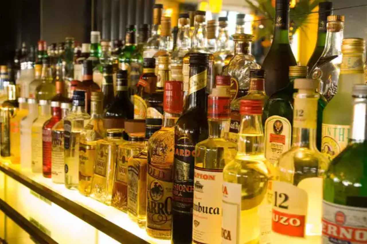 Meerut: गांव की महिलाओं ने फूंक डाली शराब की दुकान, पुलिस के सामने किया ये बड़ा ऐलान