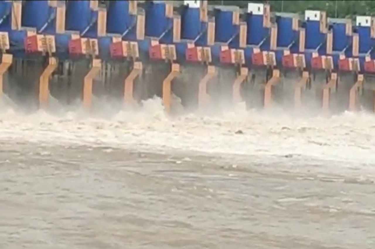 MP: झमाझम बारिश के चलते नर्मदा का बढ़ा जलस्तर, अलर्ट जारी