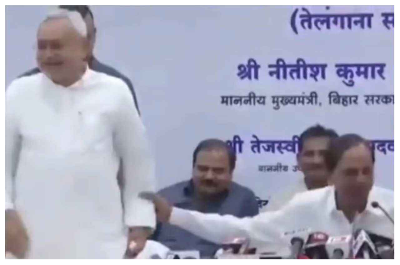 KCR का बिहार दौरा: प्रेस कॉन्फ्रेंस में बार-बार खड़े क्यों हो रहे थे नीतीश कुमार? आग्रह कर चंद्रशेखर राव ने बैठाया