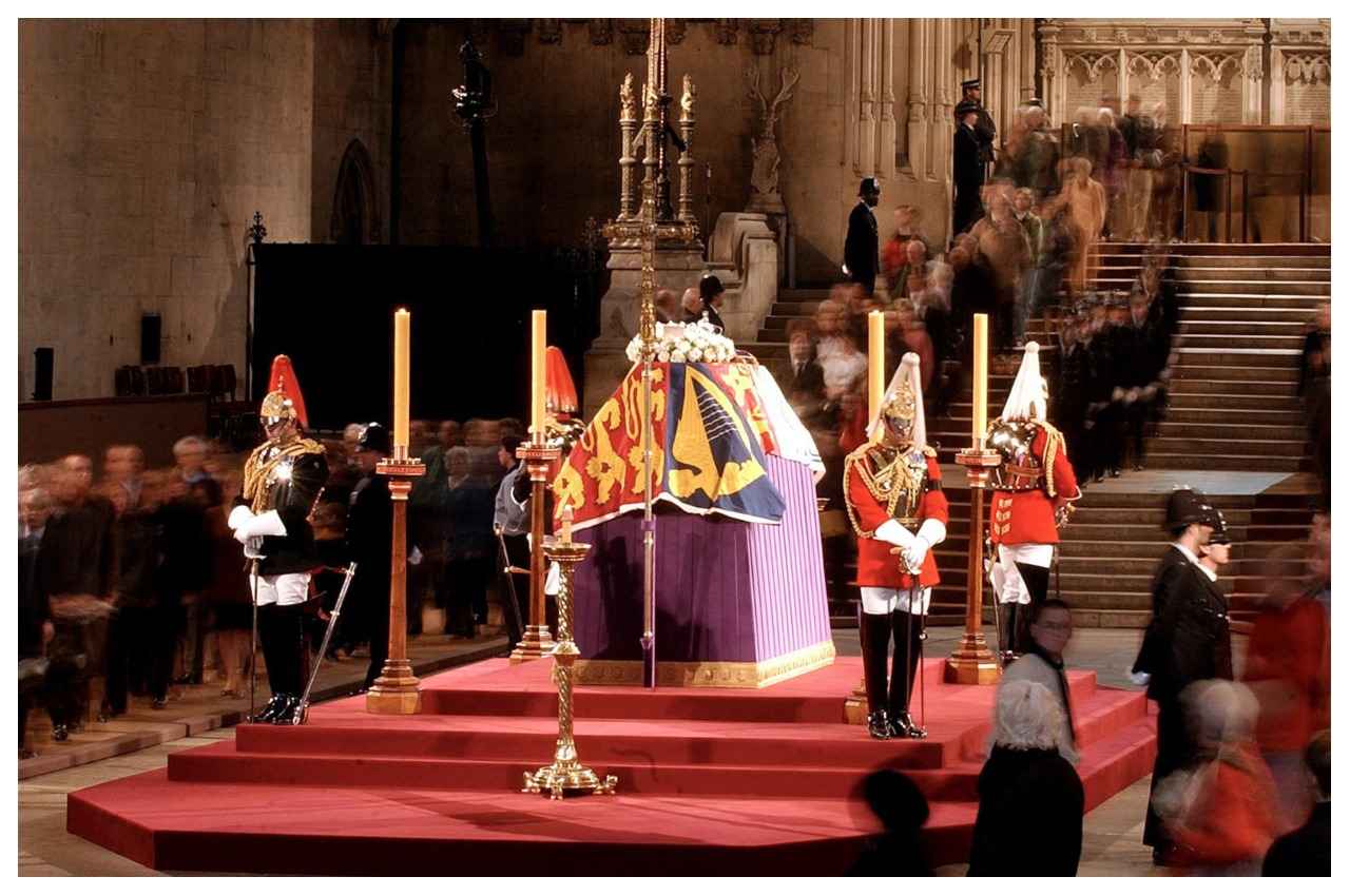 Queen Elizabeth II Funeral: किंग जॉर्ज VI मेमोरियल में महारानी को दफनाया गया, बाहर उमड़ा हुजुम, हर आंख थी नम 