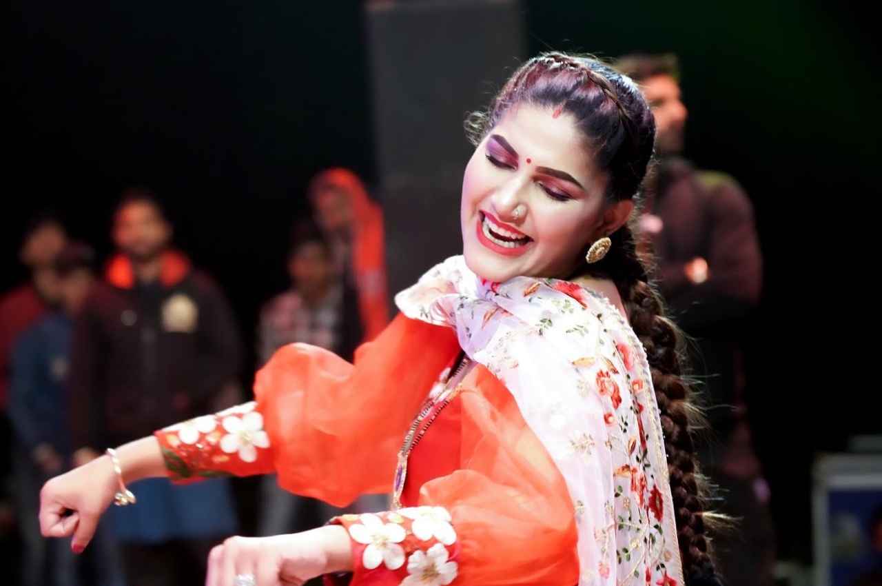 Sapna Choudhary Video: सपना चौधरी ने किया स्टेजतोड़ डांस, फैंस ने लुटाया प्यार