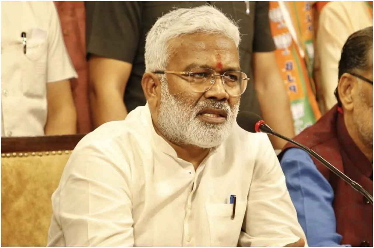 UP: कैबिनेट मंत्री स्वतंत्र देव सिंह का बयान, बोले- जो कानून से ऊपर उठेगा, उसे घर से खींचकर मारा जाएगा