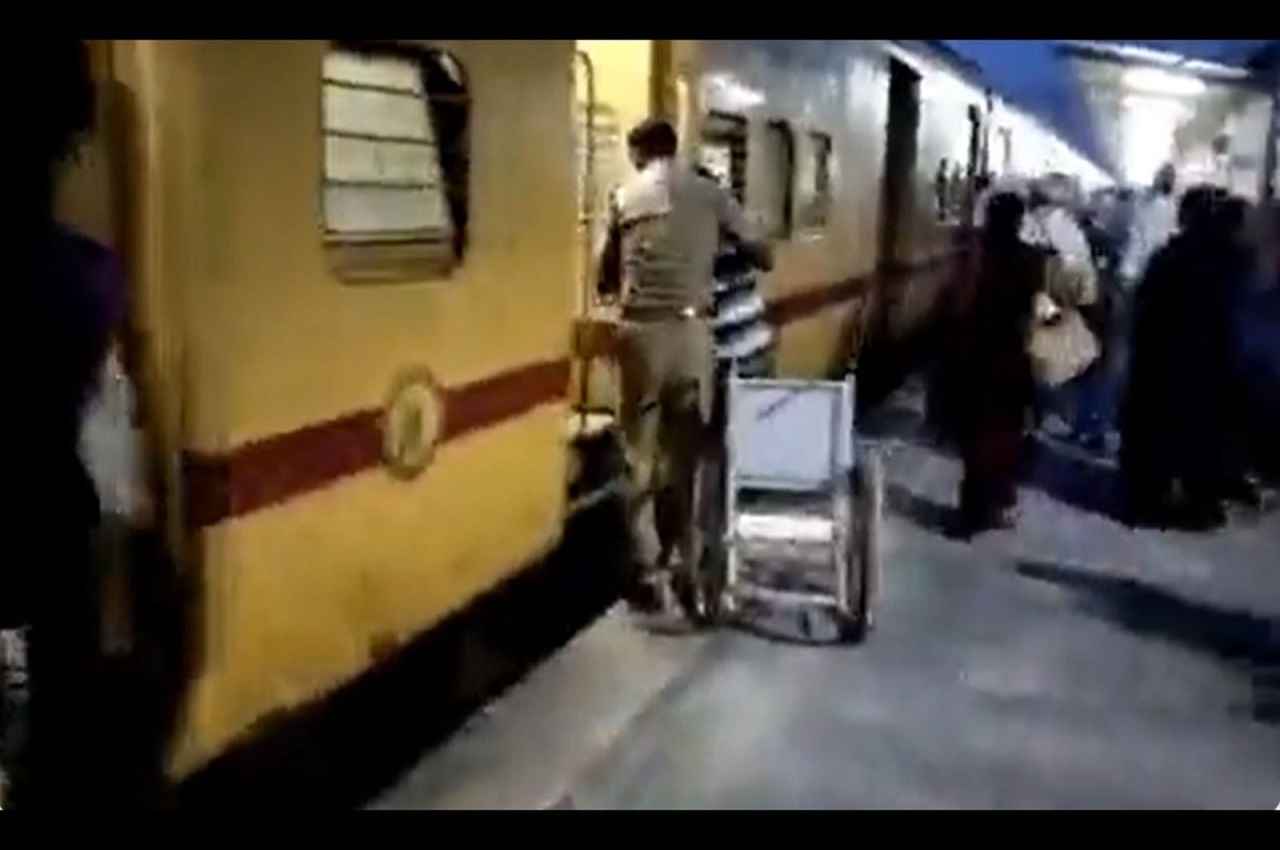 Viral Video: विकलांग बच्चे के लिए RPF ने कर दिया कमाल, इंटरनेट पर छा गया ये अधिकारी