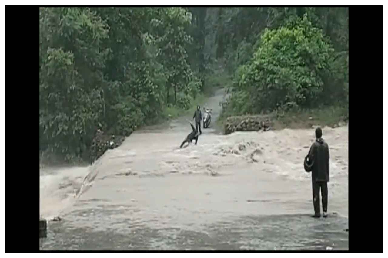 Uttarakhand: तेज पानी के बहाव में बह गया युवक, देखें दिल दहला देने वाला वीडियो