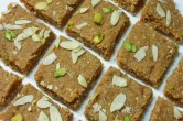 Gud Ki Gol Papdi Recipe: करवाचौथ के विशेष अवसर पर मुंह में मिठास घोलें गुड़ की बनी गोल पापड़ी से, जानें रेसिपी