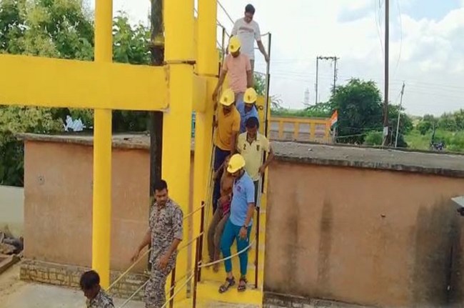 टंकी पर युवक