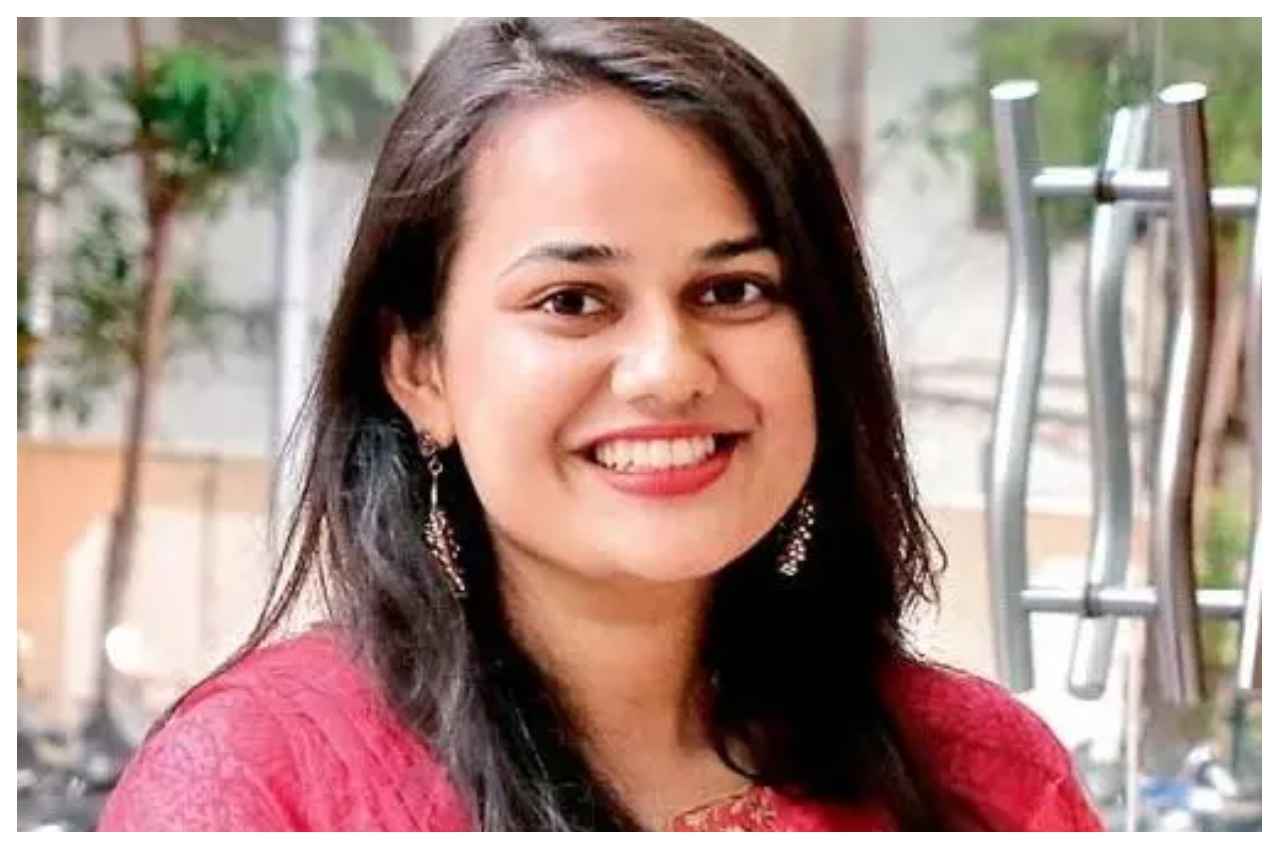 आईएएस टीना डाबी का वीडियो वायरल, आतिशबाजी के दौरान जख्मी होने से बाल-बाल बची