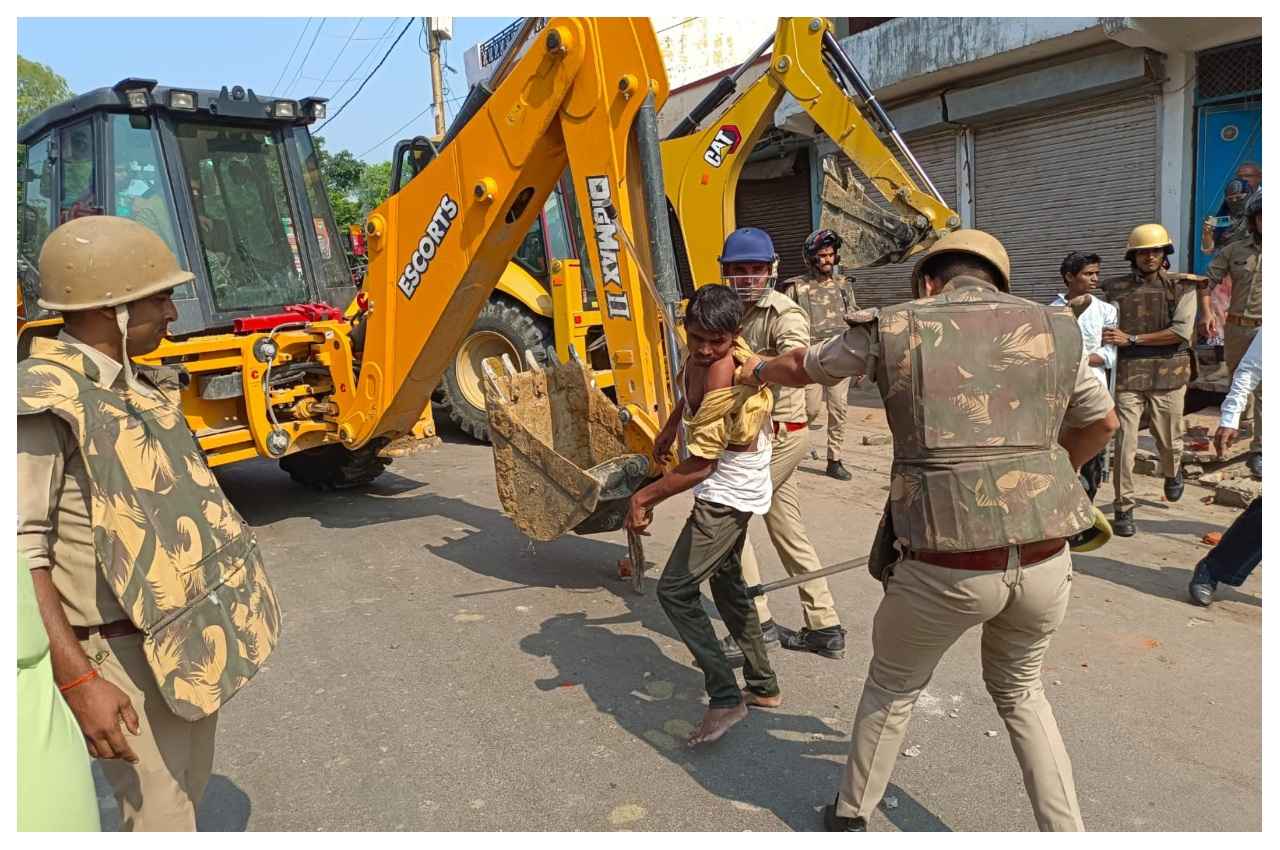 कोर्ट के आदेश पर ध्वस्तीकरण की कार्यवाही करवाने पहुंची टीम पर हमला