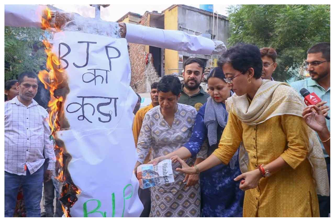 एमसीडी के खिलाफ आप का प्रदर्शन, 3500 स्थानों पर जलाए कूड़े के रावण