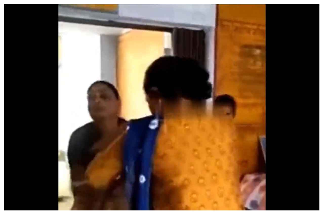Viral Video: यूपी के हमीरपुर में स्कूल के अंदर दो महिला टीचरों में जूतमपैजार 