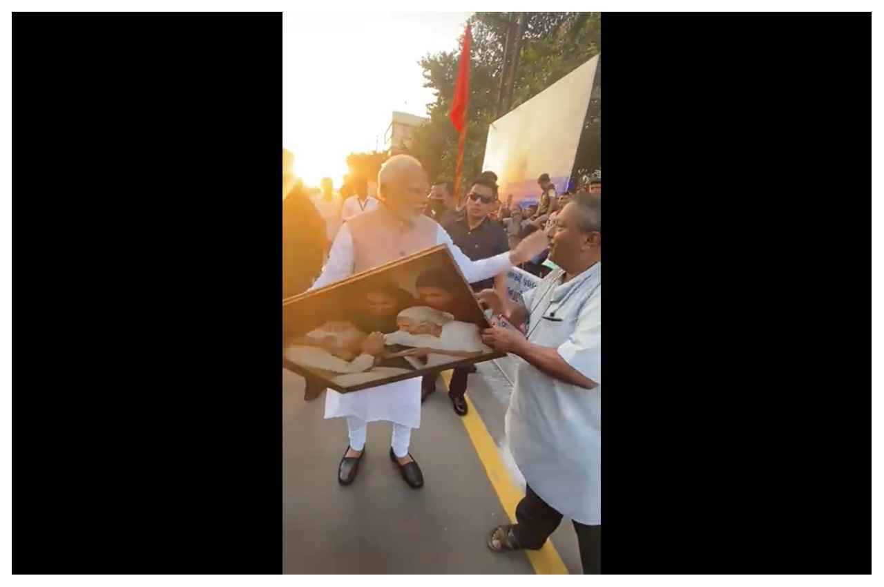 पीएम नरेंद्र मोदी लोगों का अभिवादन स्वीकार करने के लिए कार से उतरे