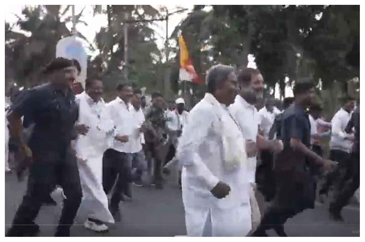 कर्नाटक के पूर्व काग्रेंस सीएम सिद्धारमैया का हाथ पकड़ कर दौड़े राहुल गांधी, देखें वीडियो  