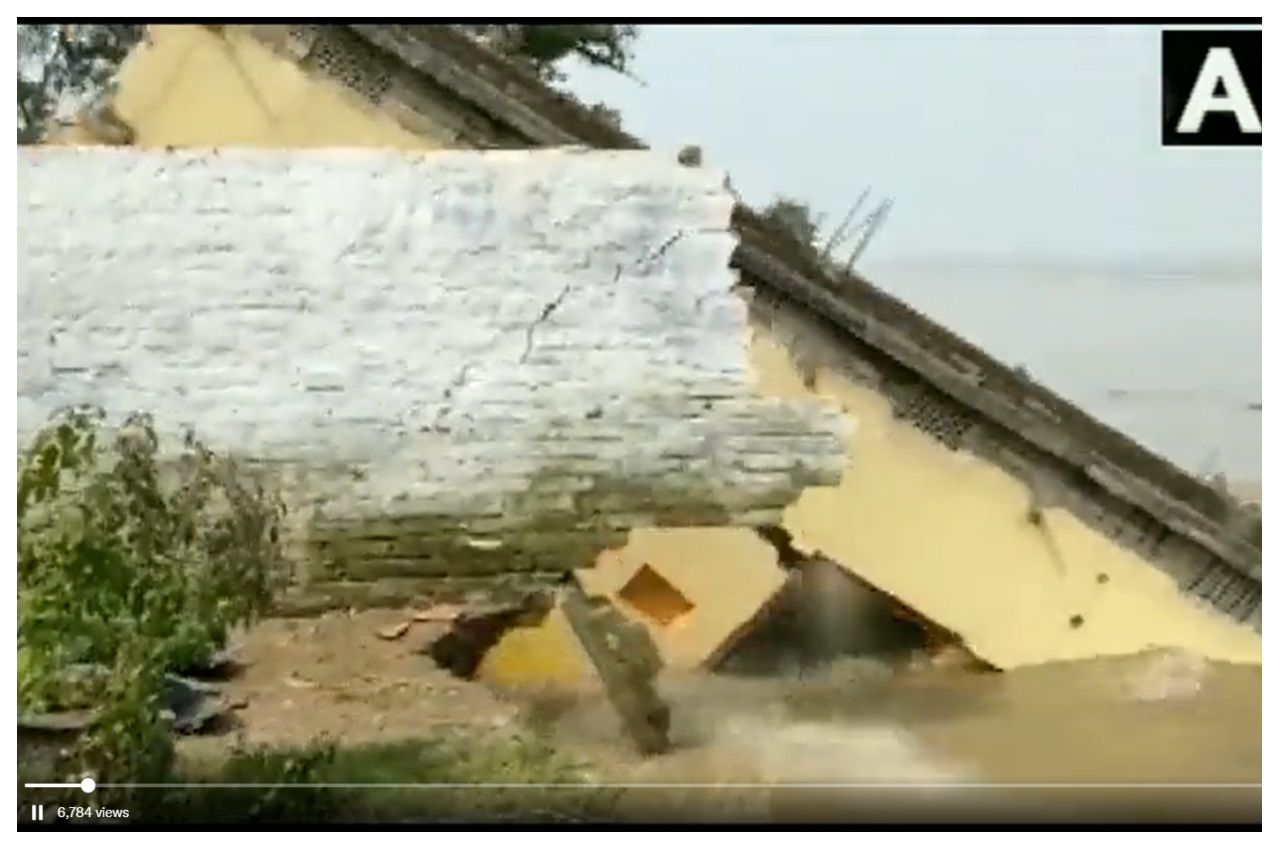 गंगा नदी में डूबता घर