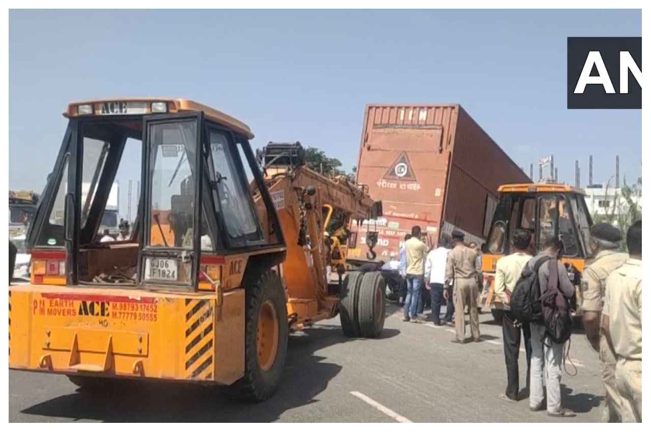 वडोदरा में ऑटो व ट्रक की टक्कर वडोदरा में ऑटो व ट्रक की टक्कर