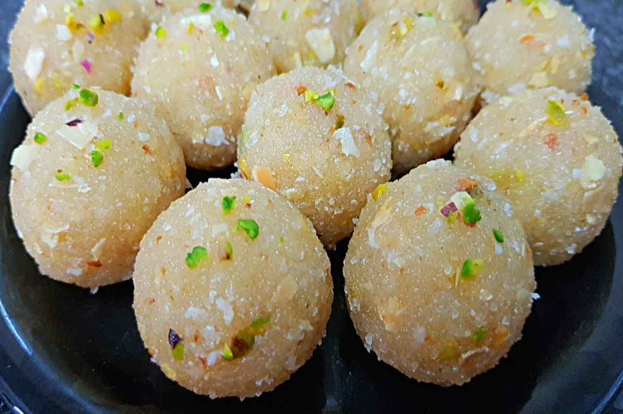 Suji Ladoo Recipe: बहुत कम समय में बनकर तैयार हो जाते हैं स्वादिष्ट सूजी के लड्डू, आज ही ट्राई करें ये आसान रेसिपी