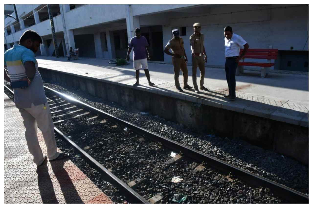 सेंट थॉमस माउंट रेलवे स्टेशन की इसी पटरी पर छात्रा को धक्का दिया गया था। सेंट थॉमस माउंट रेलवे स्टेशन की इसी पटरी पर छात्रा को धक्का दिया गया था।