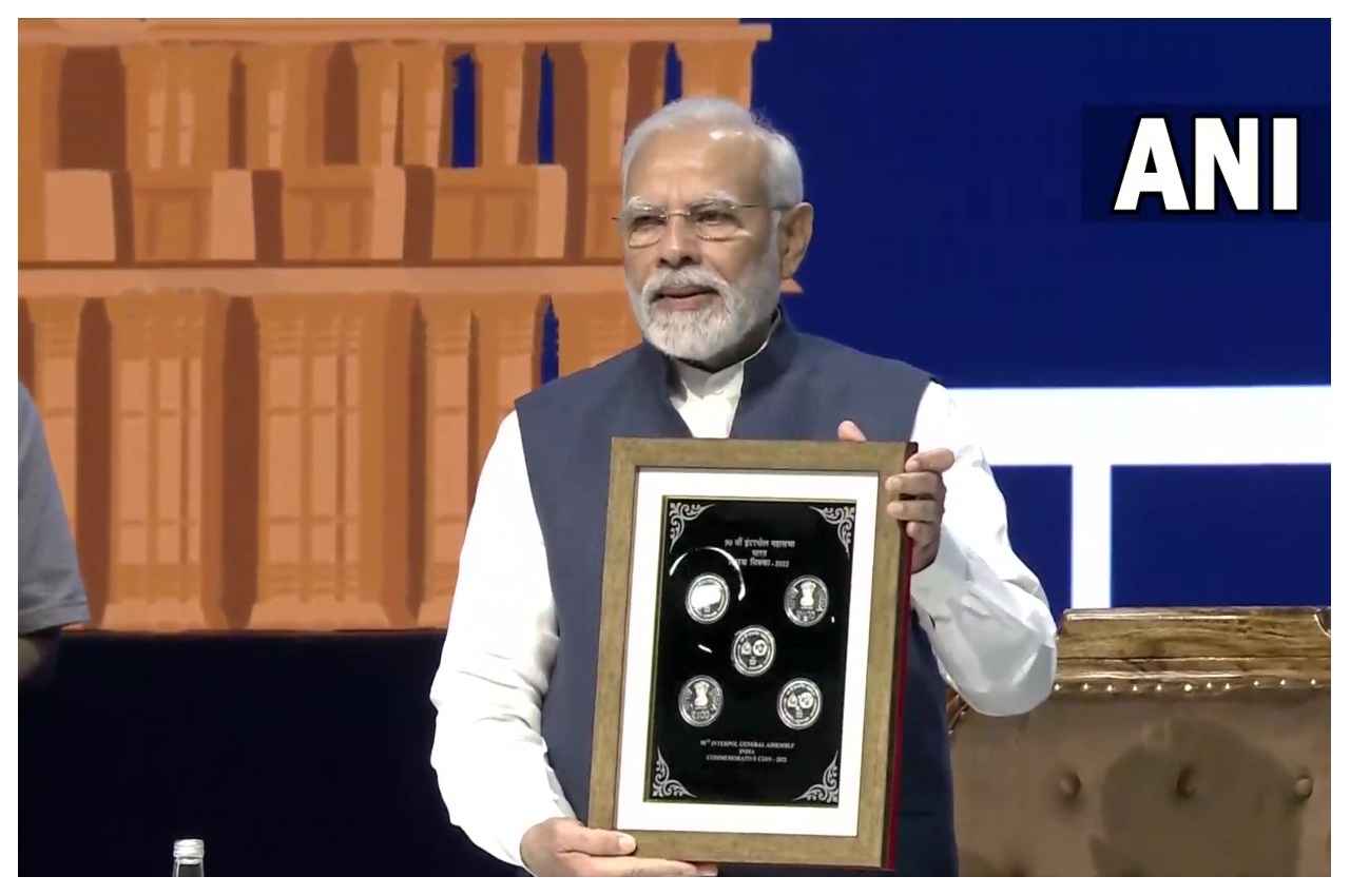 100 रुपए का सिक्का जारी करते पीएम नरेंद्र मोदी