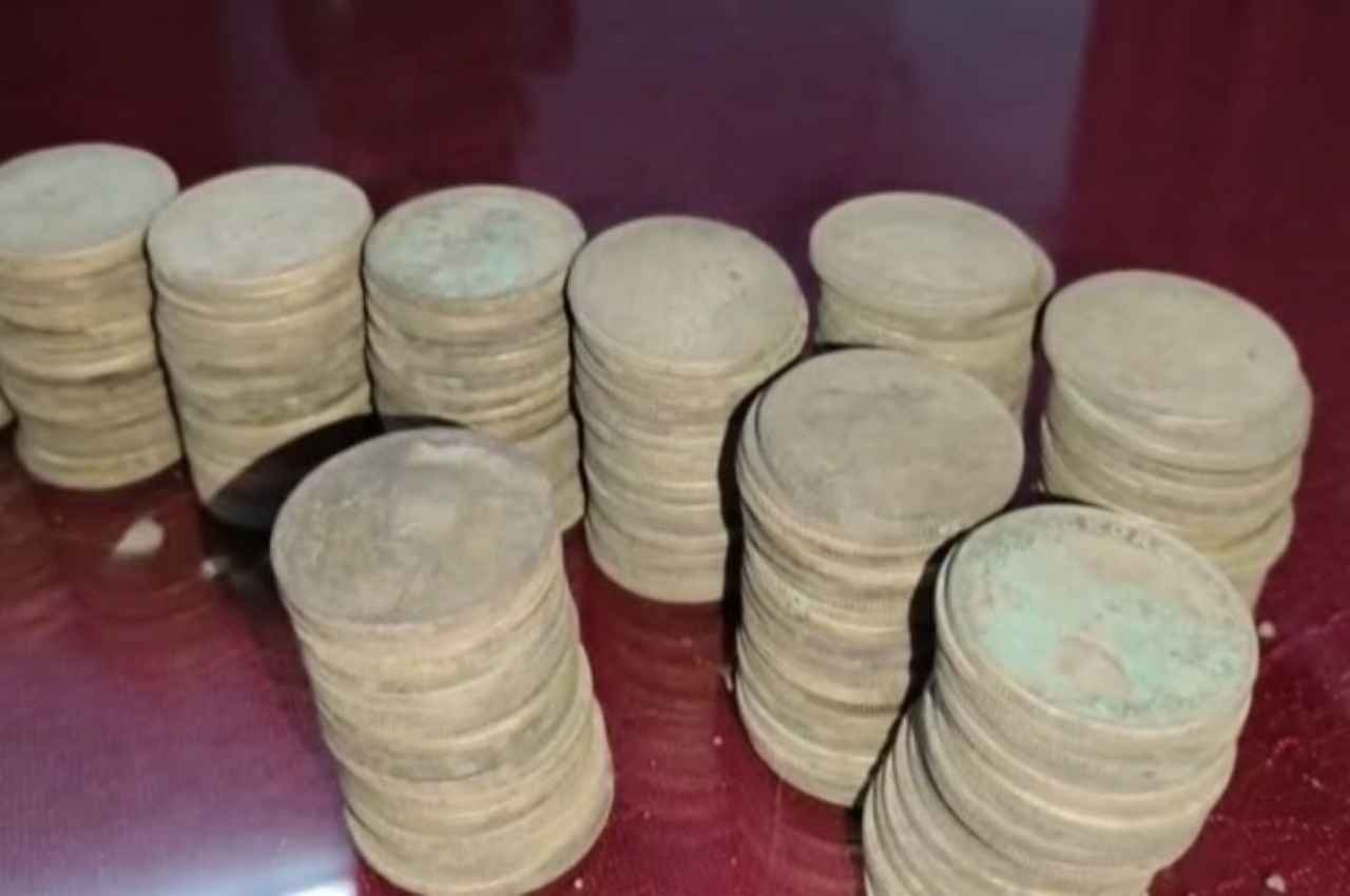 MP में मिले ब्रिटिश शासन काल के 282 बेशकीमती चांदी के सिक्के, जांच में जुटा विभाग