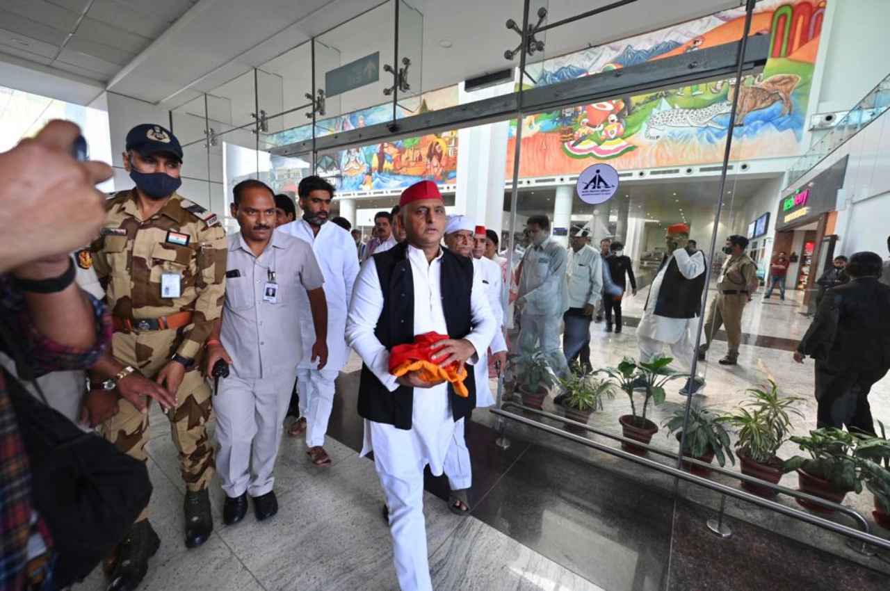 Mulayam Singh Yadav: नेताजी का अस्थि कलश लेकर देहरादून पहुंचे अखिलेश यादव, हरिद्वार के लिए काफिला रवाना