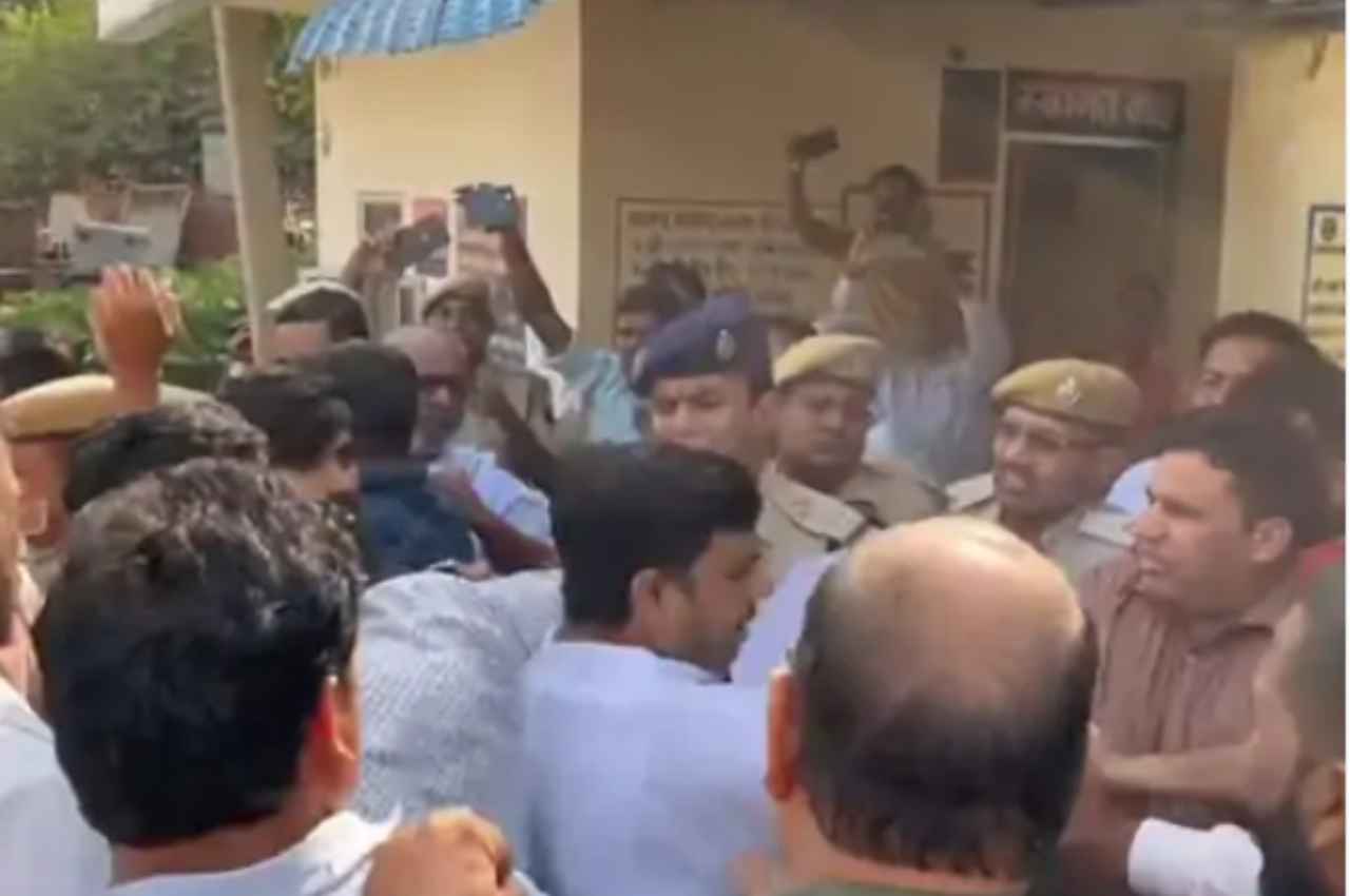 Alwar News: दलित मंदिर में तोड़फोड़ से मचा बवाल, विधायक समर्थक और भाजपा कार्यकर्ता आपस में भिड़े