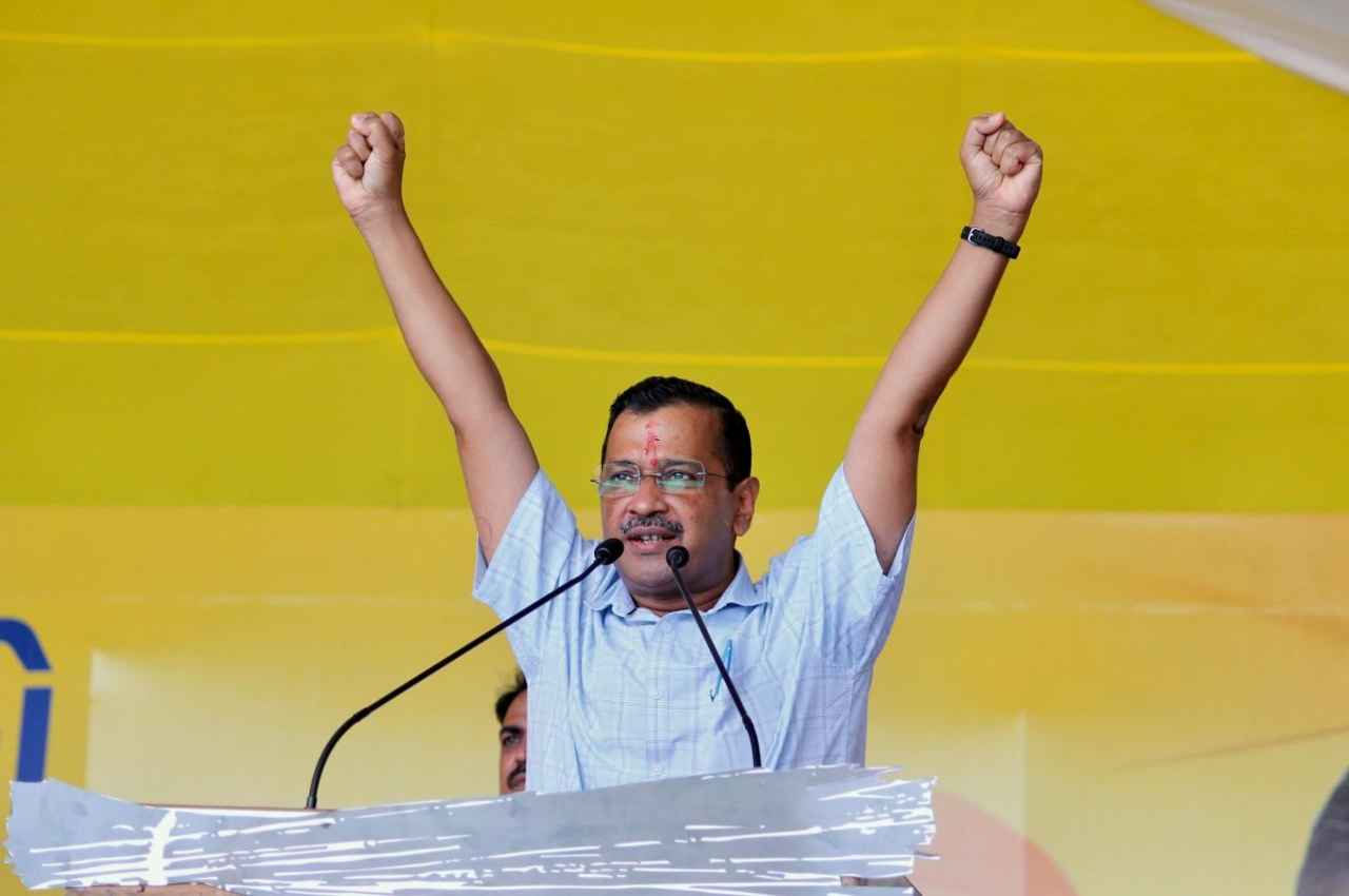गुजरात में अपने विरोध में लगाए जा रहे पोस्टर पर बोले केजरीवाल, मुझसे नफरत में इन लोगों ने भगवान का अपमान किया