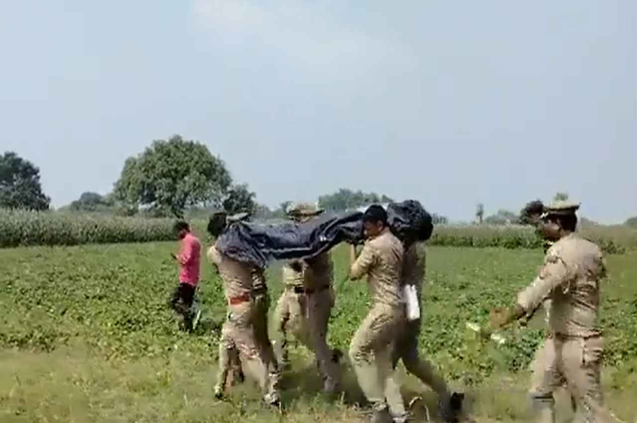 UP: खेत में बिना कपड़ों के मिला किशोरी का शव, दुष्कर्म के बाद हत्या का आरोप, कांग्रेस ने सरकार पर साधा निशाना